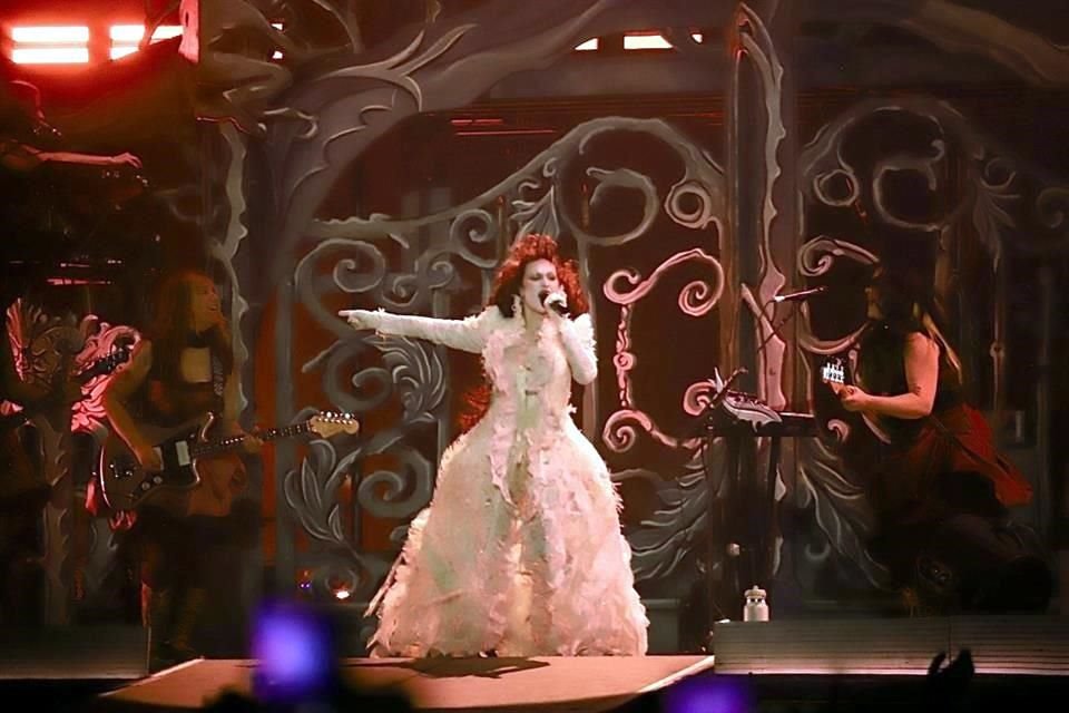 Su música, que fusiona synth-pop y elementos retro, aborda temas como la identidad, el deseo, la libertad.