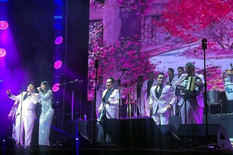 Desde Iztapalapa hasta Santiago llegaron Los Ángeles Azules con su espectáculo que incluyó melodías como 'Mirándote al Espejo', 'La Corneta' y 'Nunca es Suficiente'.