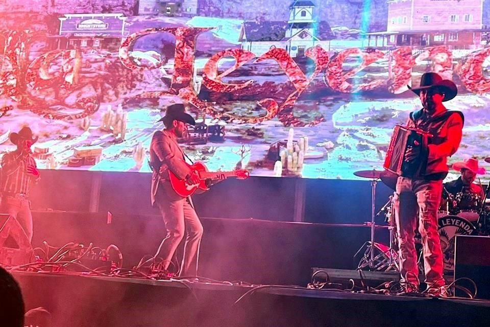 Eliseo Robles Jr. y La Leyenda conquistaron con su música de acordeón y bajo sexto a un público que se derritió con sus antecesores, Los Ángeles Azules.