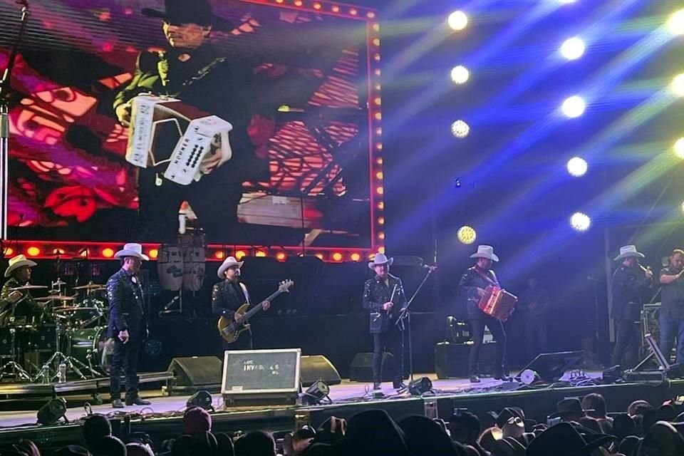 Los Invasores de Nuevo León lanzaron sus cartas fuertes al aire para ganar la atención de los presentes con 'Aguanta Corazón', 'Mi Casa Nueva', 'Eslabón por Eslabón' y 'A mí, ¿Qué me Quedó?'.