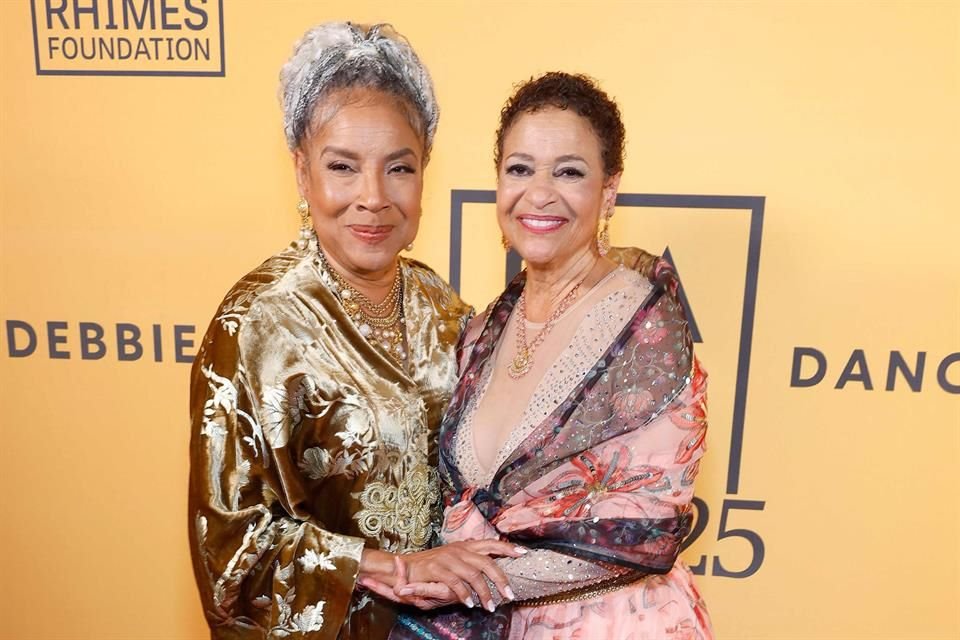 Phylicia Rashad posó junto a Debbie Allen en la alfombra del evento.