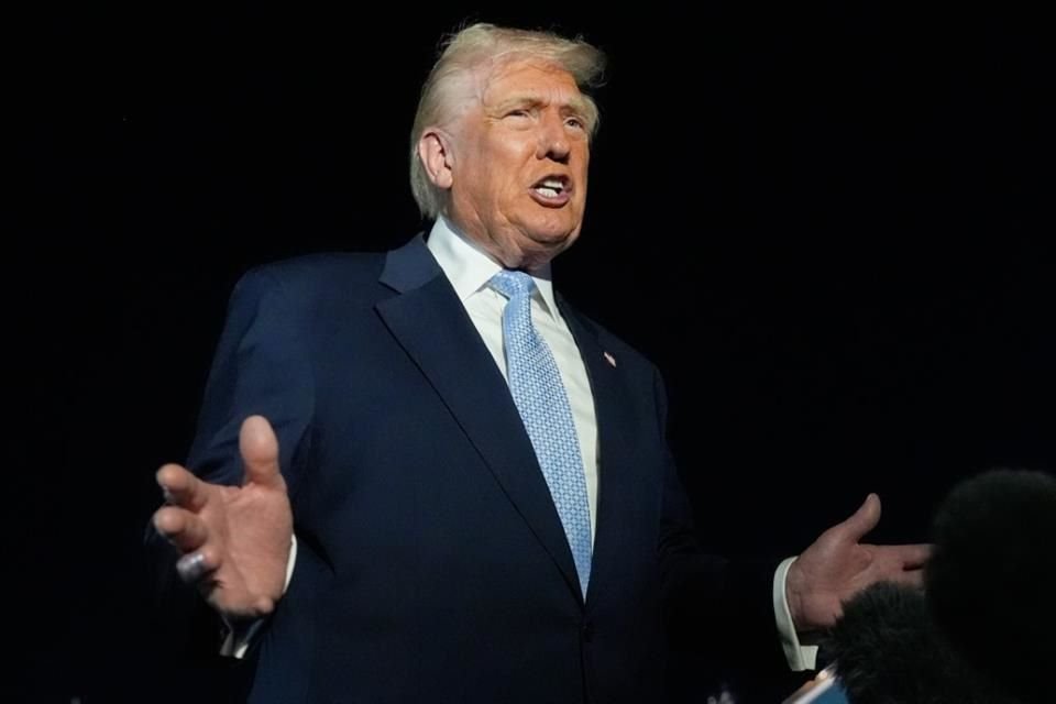 El Presidente Donald Trump habla con reporteros en West Palm Beach, el 16 de noviembre.