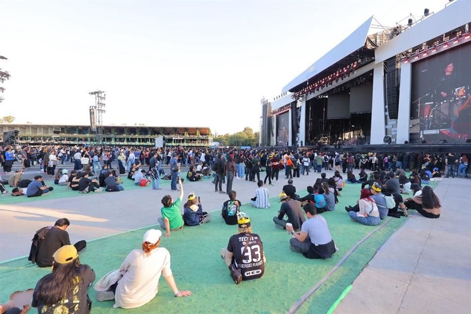Fans aprovechan los espacios de pasto sintético del C. Capital para relajarse tras dos días de música continua.