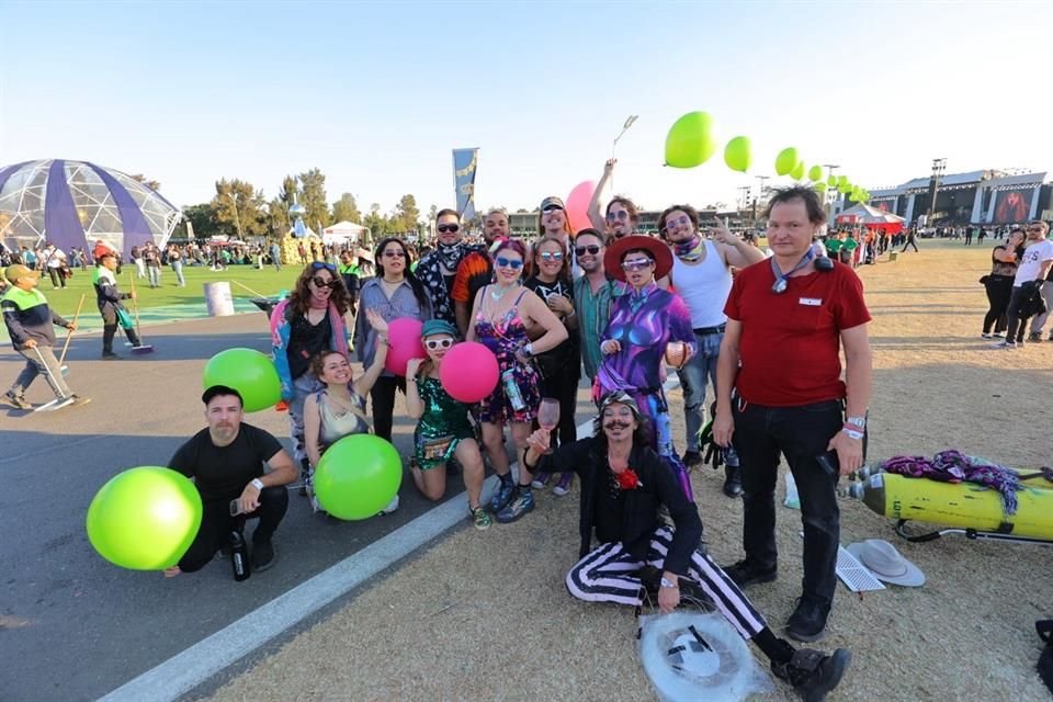 Grupos de amigos se toman un respiro en la jornada dominical del C. Capital para resistir hasta los shows principales.