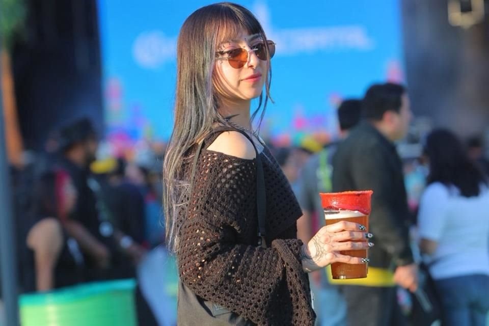 Entre cervezas y chilaquiles, los asistentes guardan fuerzas para la recta final del C. Capital.