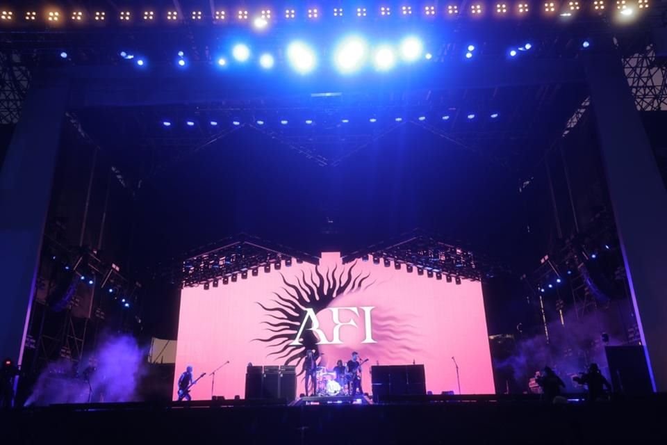 AFI recorrió su historia musical y conquista al C. Capital con un set cargado de nostalgia y adrenalina.