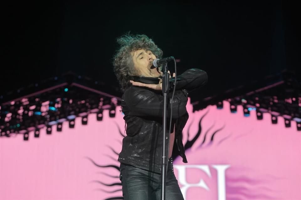 Davey Havok entregó un show explosivo que enloqueció a los asistentes.