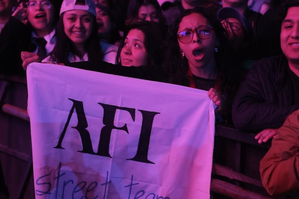 Fans llevaron pancartas para demostrarle su amor a la agrupación.