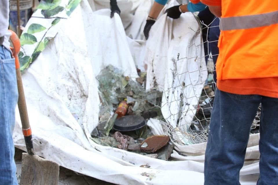 Personal de la Administración estatal y de Guadalajara realizaron ayer recuento de daños y trabajos de limpieza.