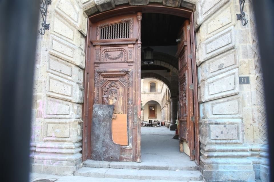 Rompieron unas partes de la puerta principal el edificio de las oficinas del Ejecutivo estatal.