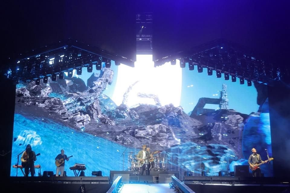 Weezer desató una ola de recuerdos noventeros durante su show en el C.Capital.