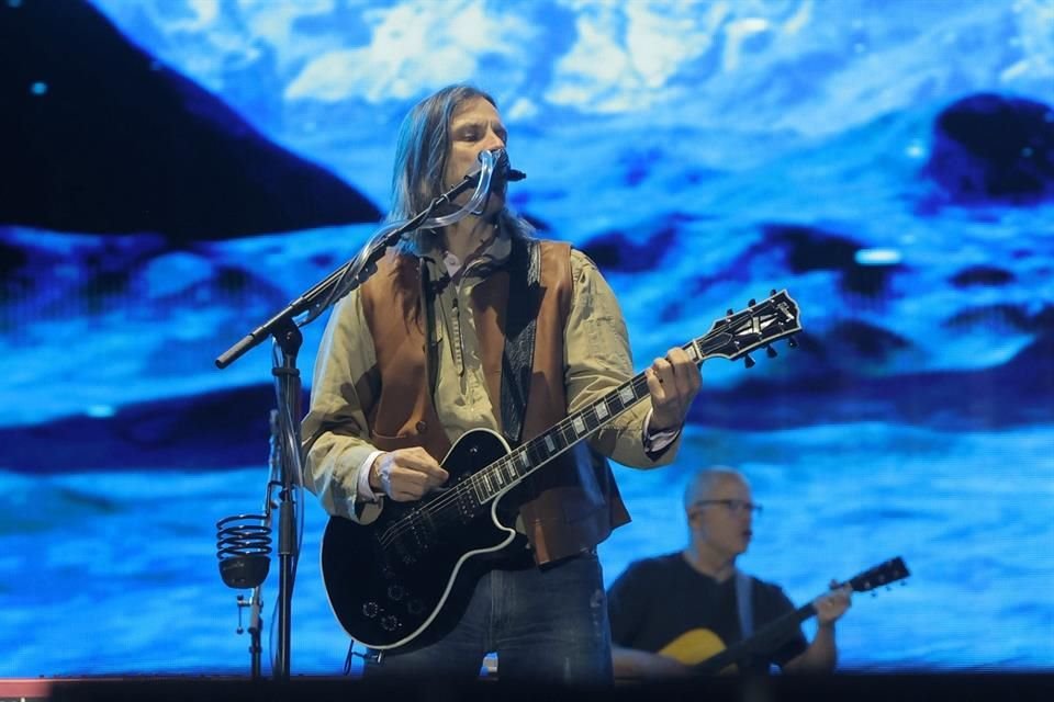 Con riffs poderosos y humor geek, Weezer puso a cantar a miles en el C.Capital.