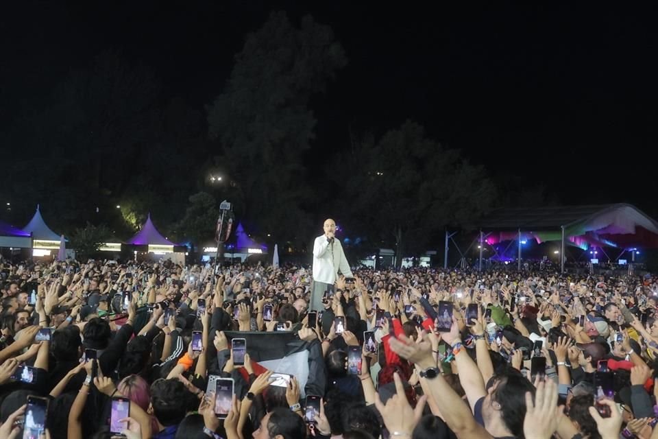 Tim Booth recorrió el escenario con intensidad, cautivando a miles en el Autódromo.