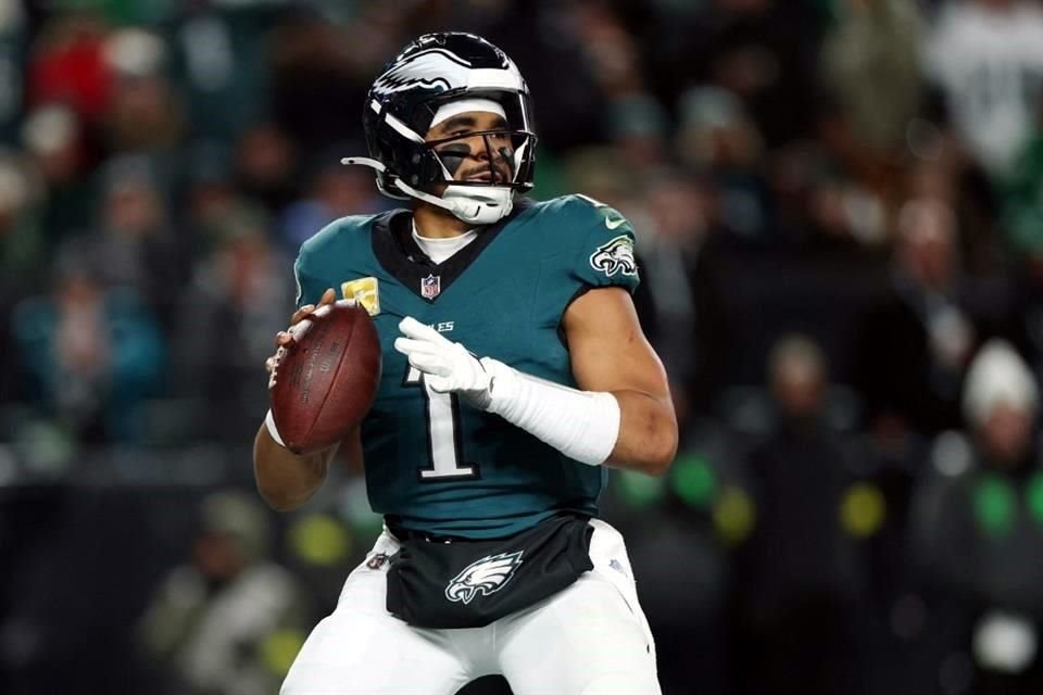 Jalen Hurts hizo una anotación terrestre y lanzó para 135 yardas en el triunfo de los Eagles.