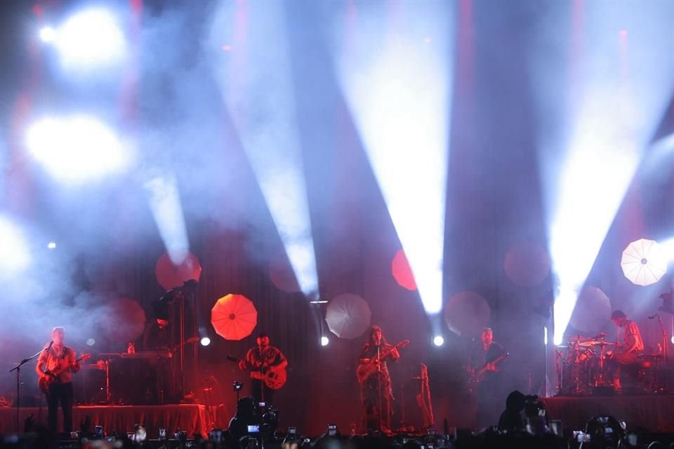 El grupo ofreció un show acústico que unió a los fans en plena comunión.