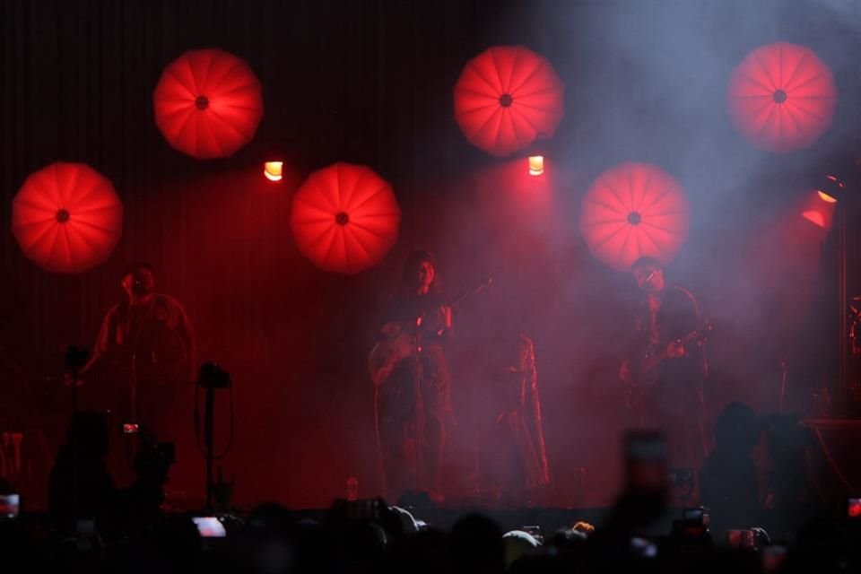 La banda islandesa creó un refugio sonoro en medio del frío nocturno.