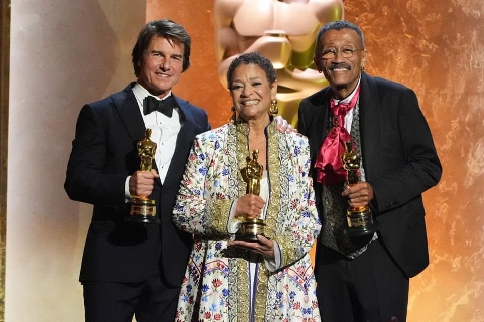 Tom Cruise, Debbie Allen y Wynn Thomas posaron tras recibir sus Óscares honoríficos durante los Governors Awards.