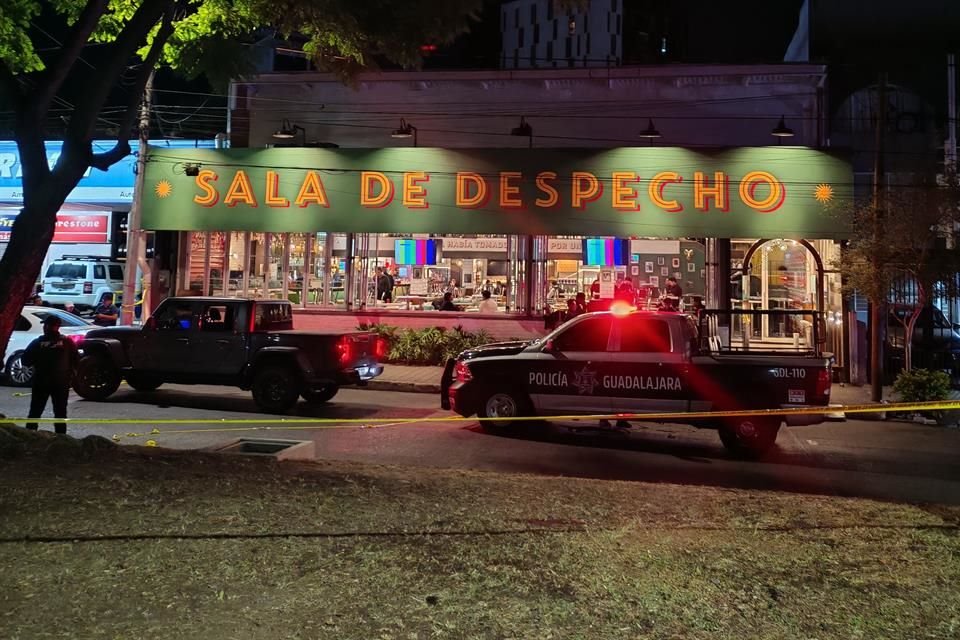 Un hombre fue asesinado en la entrada del bar Sala de Despecho; dos trabajadores resultaron heridos.