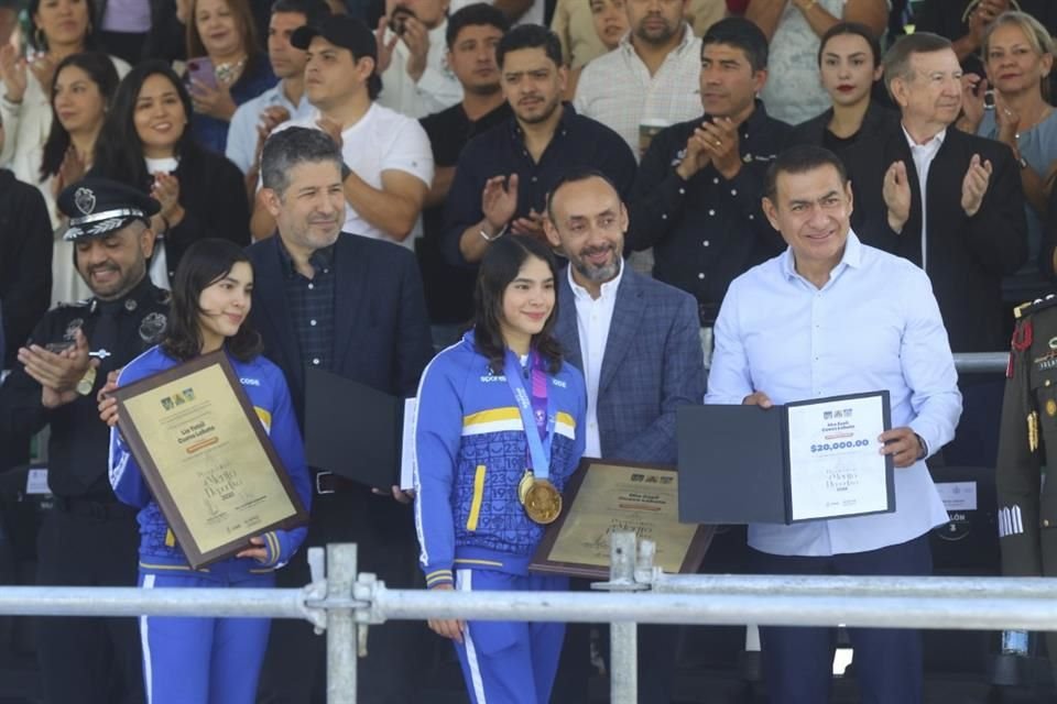 Las gemelas clavadistas Mía y Lía Cueva, fueron reconocidas como segundo lugar en deporte convencional.