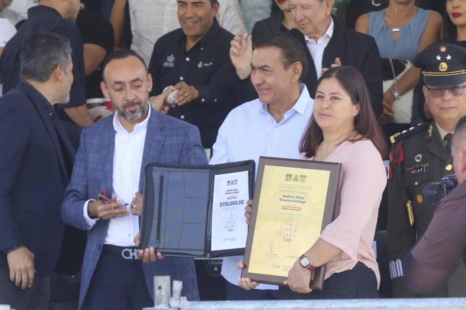 La madre de Andrea Maya Becerra recibió el reconocimiento de su hija, gandora del  Premio Estatal del Deporte 2025.