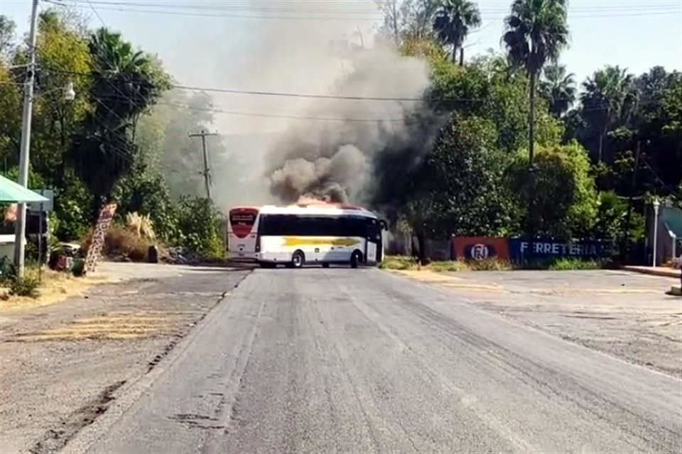 Un autobús fue atravesado sobre la vía y quemado en la población de Las Fuentes.