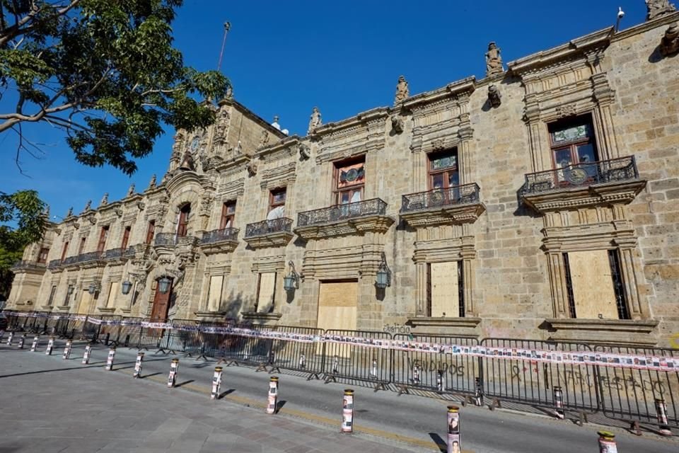 Luego del vandalismo, volvieron las vallas a Palacio de Gobierno. Las ventanas fueron cubiertas con madera.