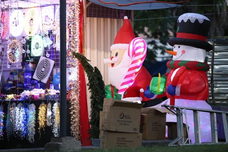 A poco más de un mes de la Noche Buena, los tianguis navideños ya se instalan en varios puntos de GDL.