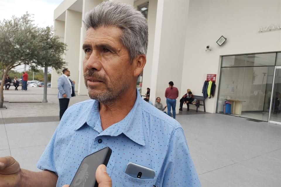 El padre de Ángel Yael, un joven de 20 años, asegura que su hijo fue detenido cuando paseaba en el Centro de Guadalajara junto con su pareja e hija.