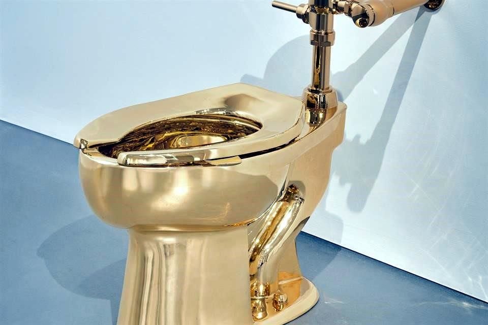La escultura de Maurizio Cattelan, titulada 'America', un retrete de oro sólido, se vendió en 12.1 millones de dólares.