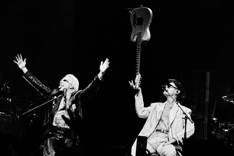 En su recorrido se encuentran al mago David Blaine, vuelan por la ciudad en helicóptero, visitan un club de striptease, un campo de tiro y presencian un incendio en el desierto.