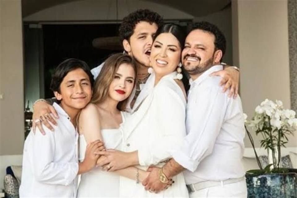 La FGR explicó que la denuncia original de la disquera señalaba que Nodal y su familia habrían cedido derechos de autor sobre determinadas obras.