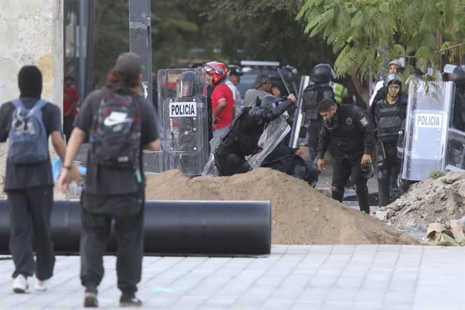 Roberto Oswaldo fue detenido el sábado, cuando grababa los disturbios en el Centro de GDL; su familia insiste en su inocencia y teme por él.