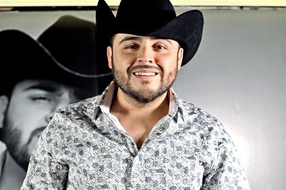 El cantante Gerardo Ortiz recibió sentencia en EU de 3 años de libertad condicional tras colaborar en caso contra productor ligado al narco.