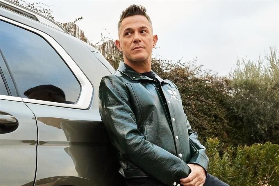 Rodeado por un séquito de colaboradores, amigos y conocidos, Sanz sigue siendo la misma persona, risueña, pícara y juguetona, al hablar y al bromear.