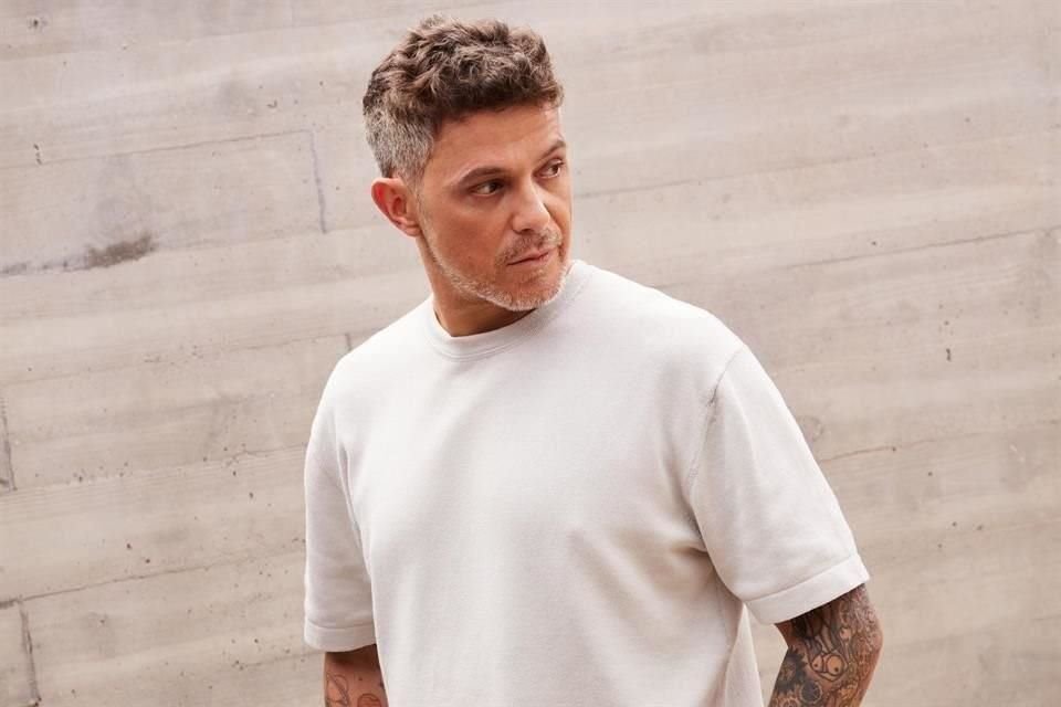 De '¿Y Ahora Qué +?' ya se conocieron los sencillos 'El Vino de Tu Boca', así como 'Bésame', grabado con Shakira, y 'Cómo Sería', con Manuel Turizo.