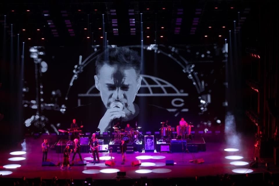 Los Fabulosos Cadillacs presentaron la primera de cuatro noches en el Auditorio Nacional con un espectáculo por sus 40 años de trayectoria.