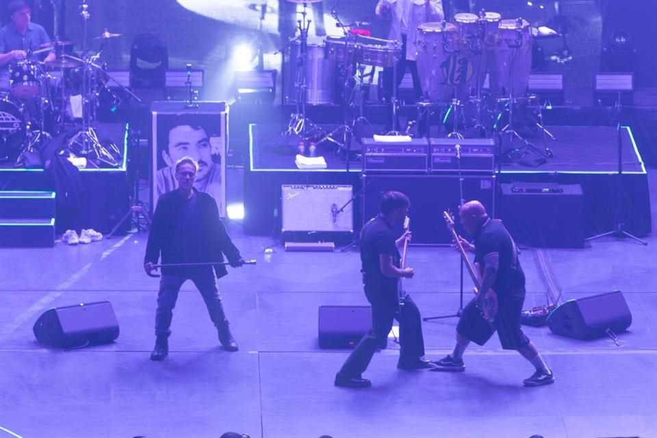 El reencuentro del conjunto liderado por Vicentico con su público mexicano comenzó a las 20:50 horas, cuando el cantante apareció en el escenario sujetando un bastón.
