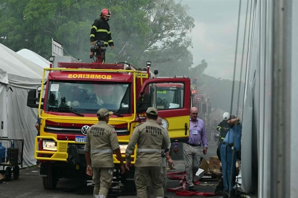 Miles de asistentes a la conferencia fueron evacuados y esperaban tranquilamente en el exterior, constató la AFP.