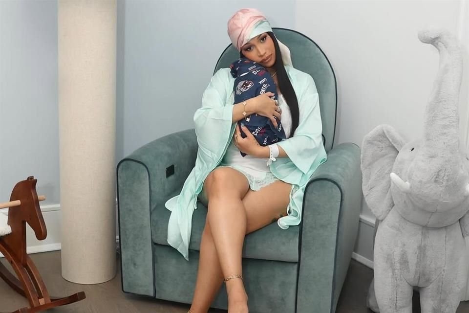 La rapera Cardi B sorprendió al revelar que convirtió el cordón umbilical de su último parto en una joya valorada en más de mil dólares.