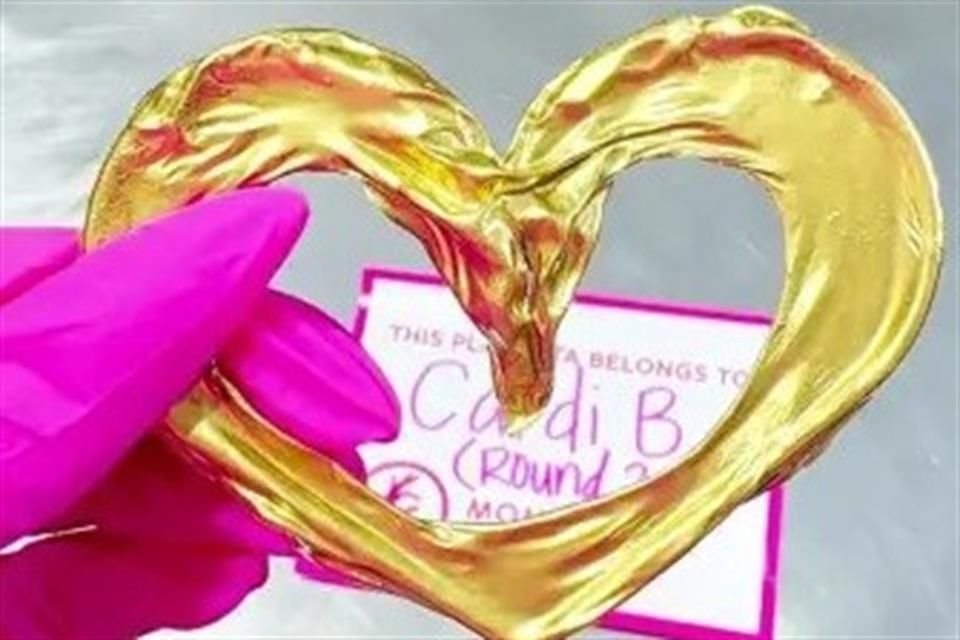 En un video difundido por el joyero que creó la pieza, se muestran imágenes explícitas del proceso de elaboración y cómo el cordón umbilical se corta y sale el líquido amniótico.