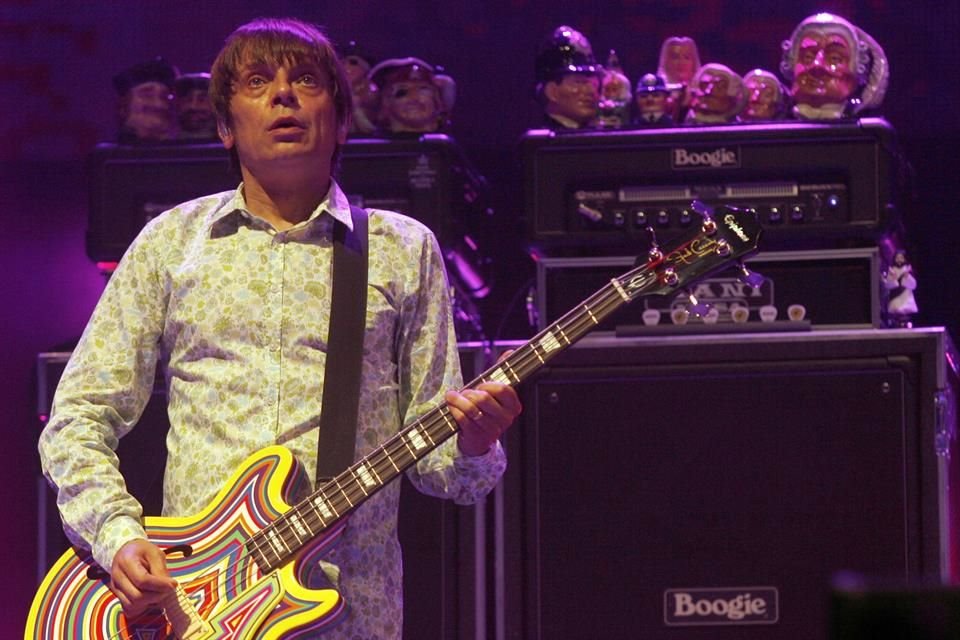 Mounfield formó parte de dos de las bandas de rock británicas más influyentes de las últimas cuatro décadas.