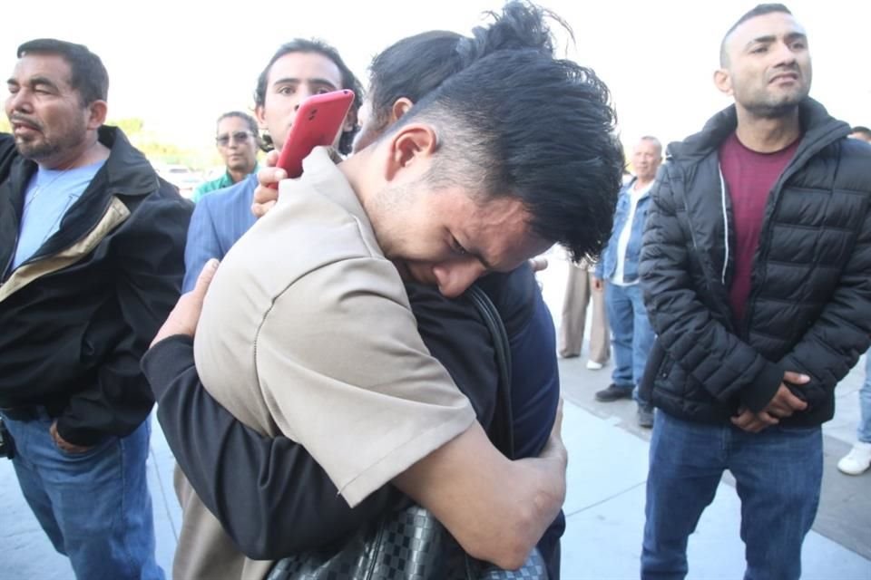 Los liberados fueron abrazados por sus familiares.