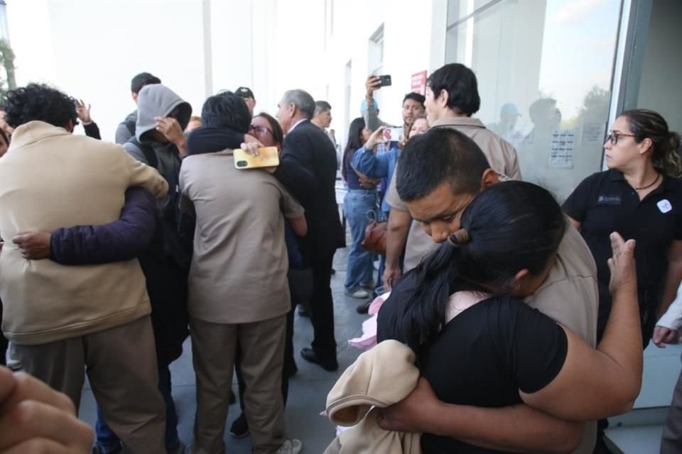 Los liberados fueron abrazados por sus familiares.