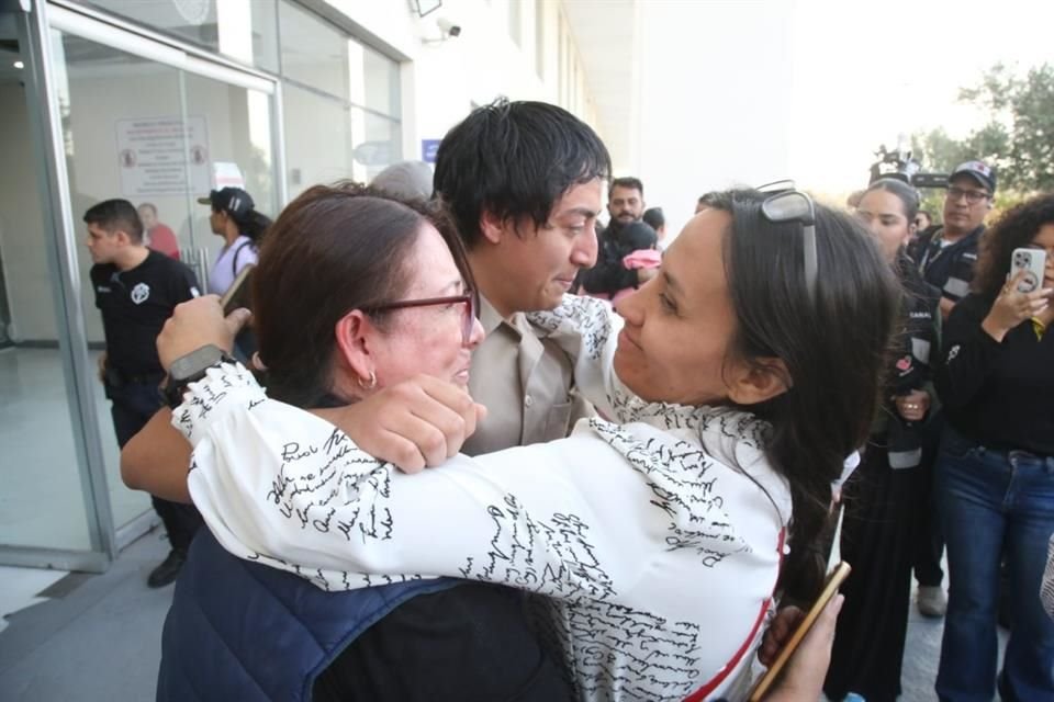Los liberados fueron abrazados por sus familiares.