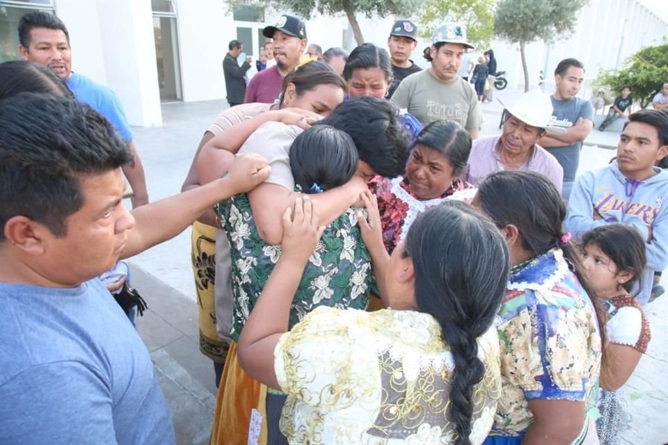 Los liberados fueron abrazados por sus familiares.