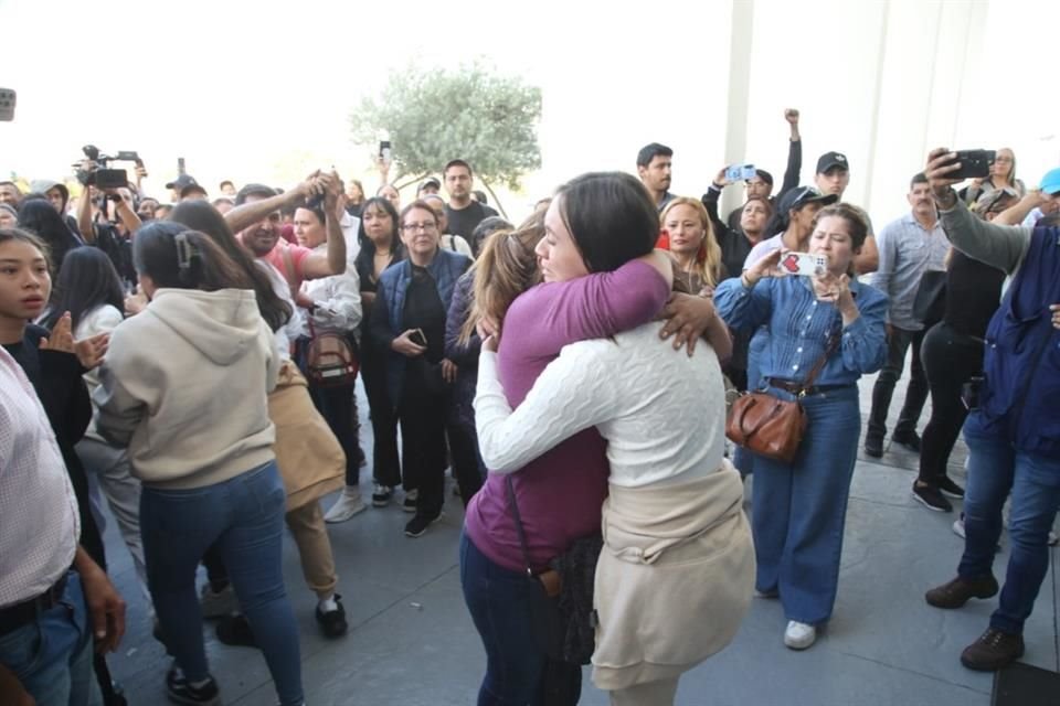 Los liberados fueron abrazados por sus familiares.