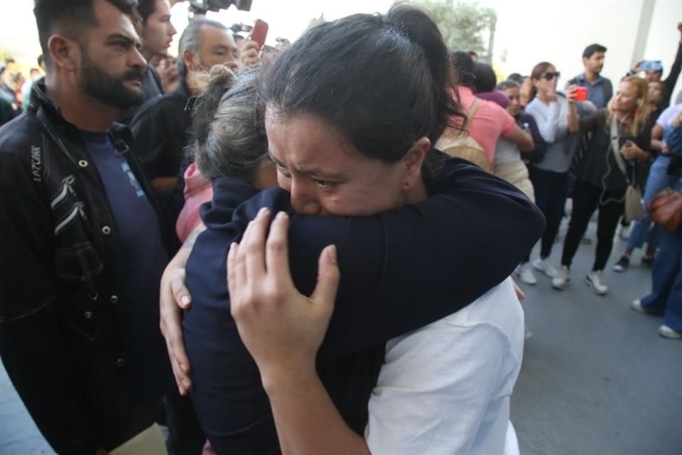 Los liberados fueron abrazados por sus familiares.