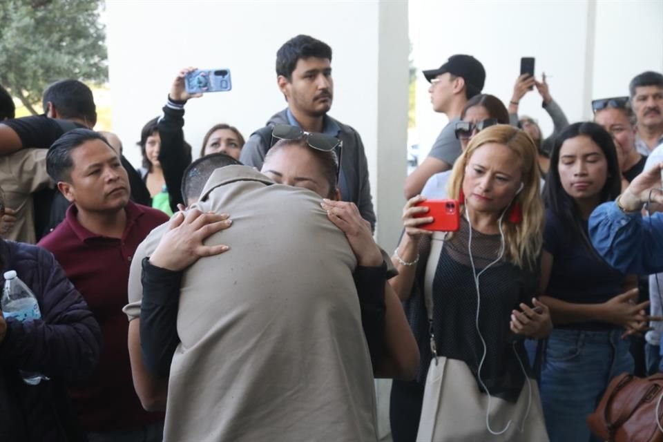 Los liberados fueron abrazados por sus familiares.
