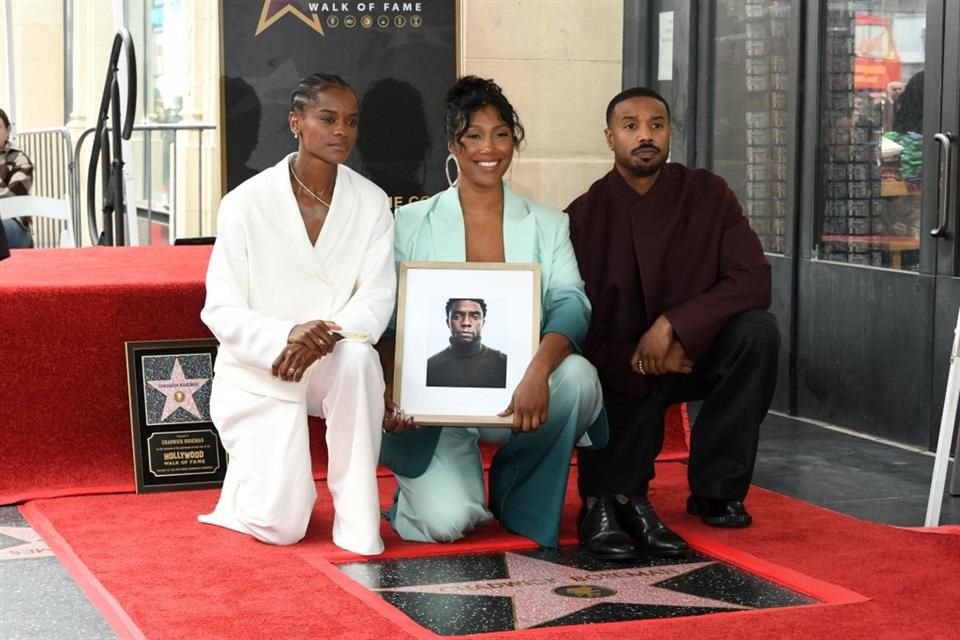 La actriz Letitia Wright posó junto a la esposa de Chadwick, Simone Ledward, y el actor Michael B. Jordan.