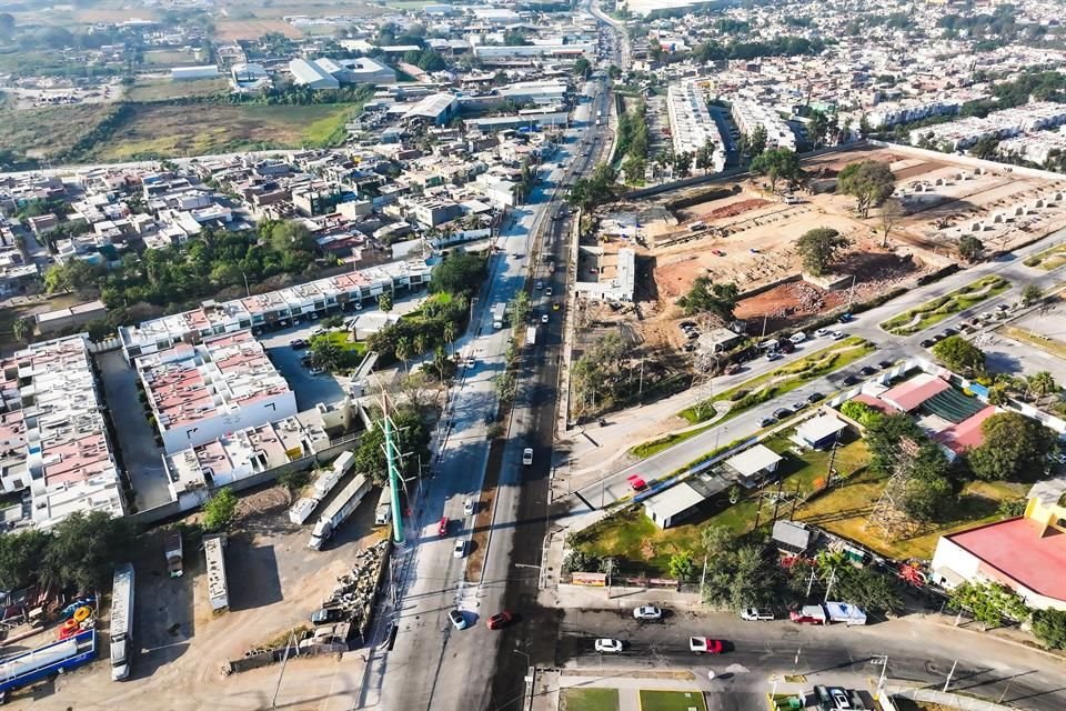 En Camino Real a Colima fueron abiertos a la circulación tres carriles por sentido.